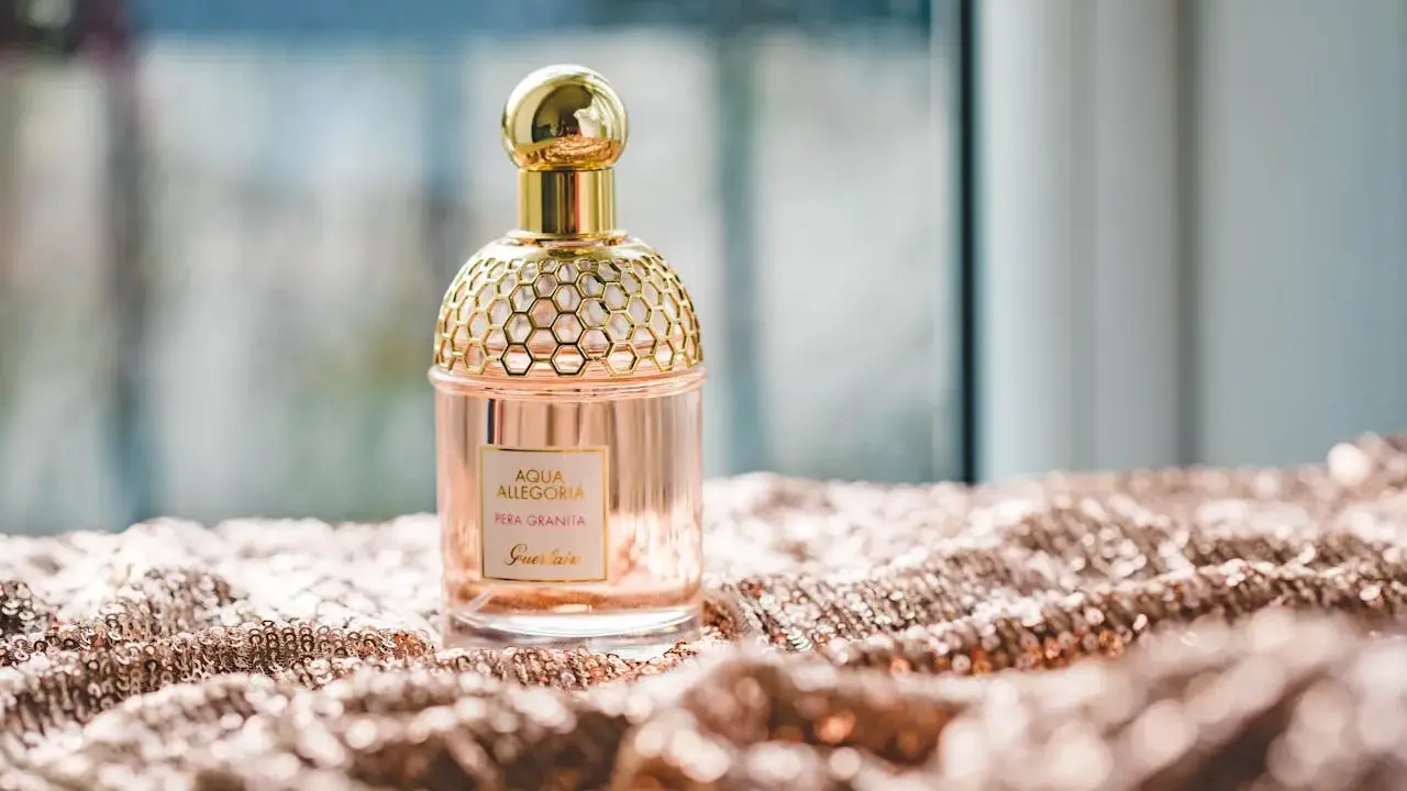 Elegancka butelka perfum Guerlain Aqua Allegoria Pera Granita na błyszczącym materiale. Czy na Notino są oryginalne perfumy? Tak, można znaleźć takie perełki.