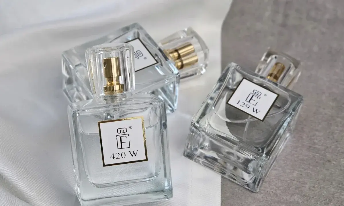 Eleganckie flakony z płynem, zapowiadające najbardziej zmysłowe perfumy damskie. Złote detale i minimalistyczne etykiety.