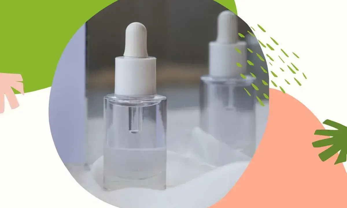 Szklane buteleczki z pipetką, pełne przejrzystego serum. Delikatny zapach, być może z nutą hexyl cinnamal, otula skórę.