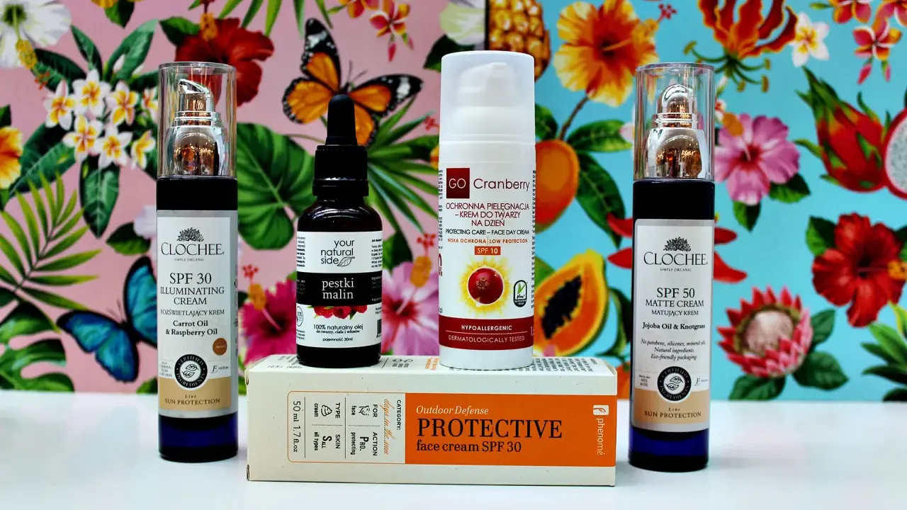 Kremy z filtrem SPF 30 i SPF 50, olejek z pestek malin i krem ochronny z dwutlenkiem tytanu na tle tropikalnych kwiatów i motyli.