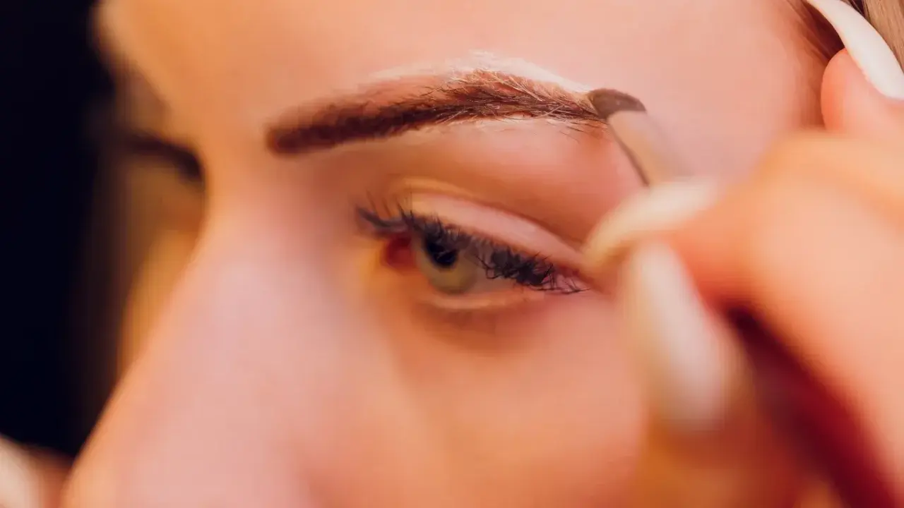 Henna rozjaśnia brwi? Mit! Skuteczne i bezpieczne metody