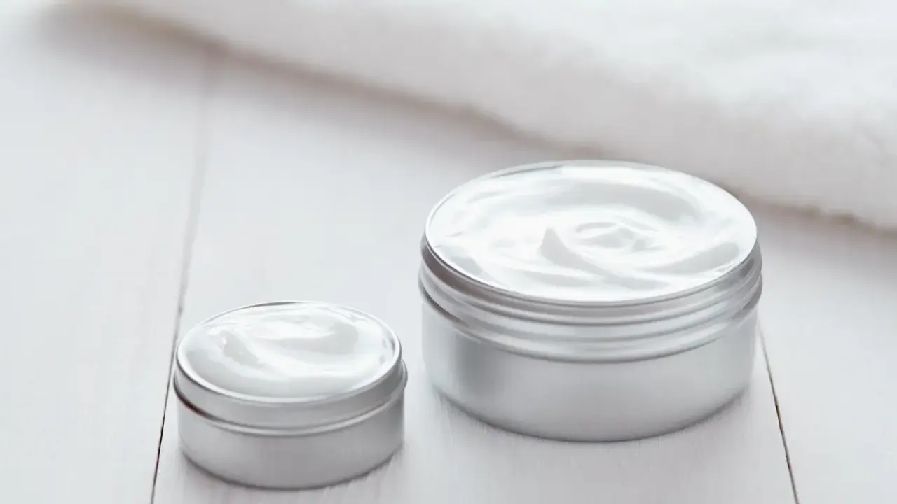 Nivea a parabeny: Czy klasyczny krem je ma? Co musisz wiedzieć.