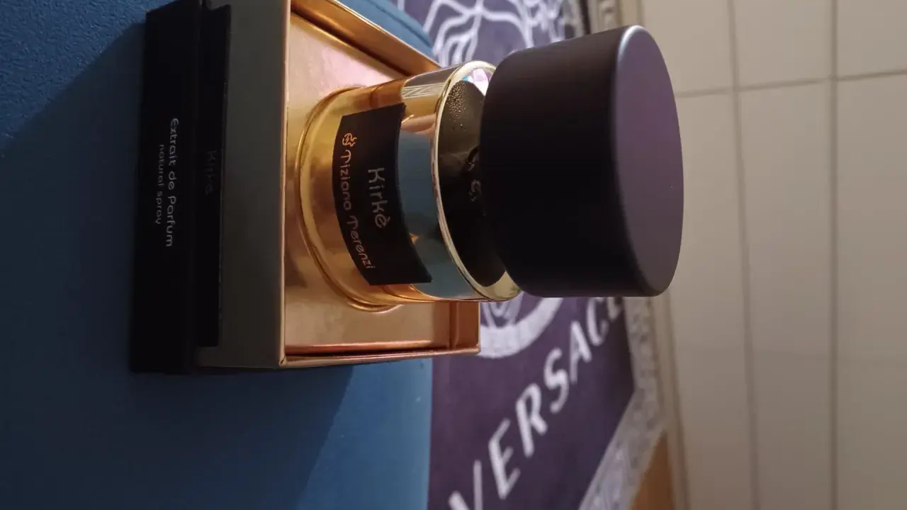 Złoty flakonik perfum Kirke Tiziana Terenzi, extrait de parfum, natural spray, prezentuje się luksusowo.
