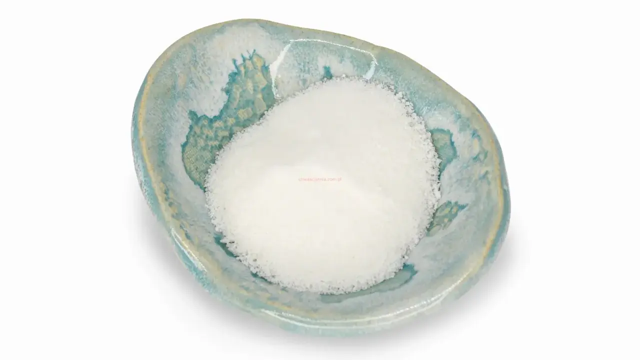 Biały proszek, prawdopodobnie sodium coco sulfate, w ozdobnej, turkusowej miseczce.