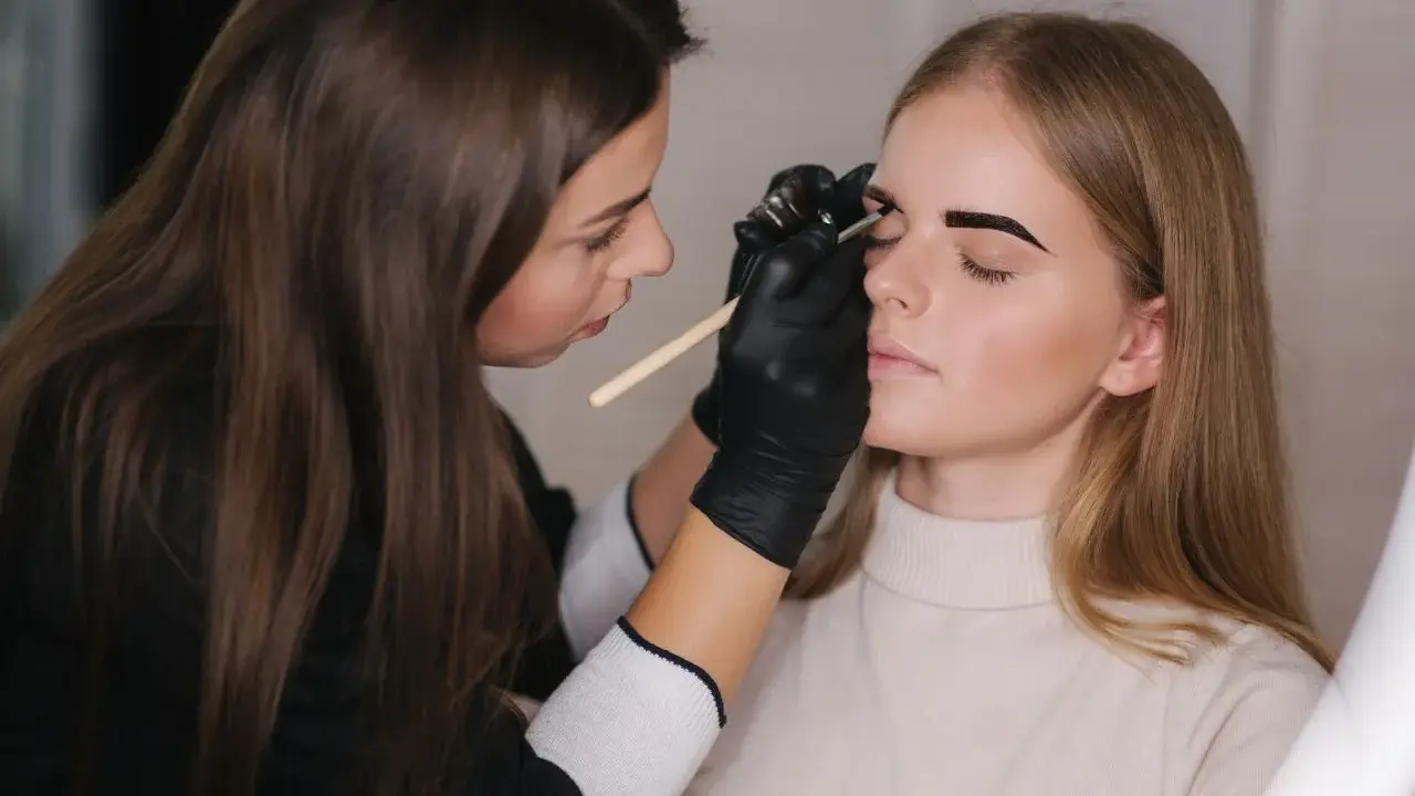 Henna pudrowa vs farbka: Która koloryzacja brwi dla Ciebie?