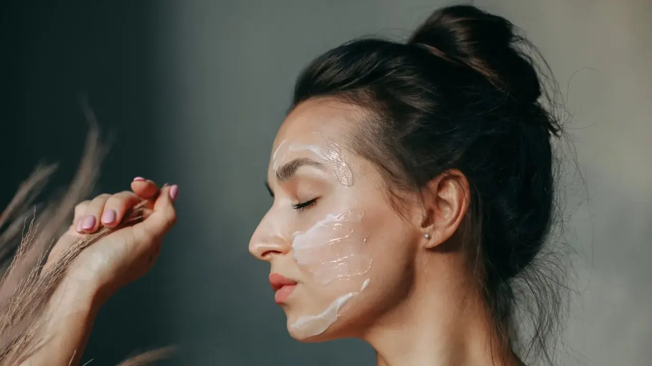 Jaki peeling do cery dojrzałej? Odzyskaj młodość skóry!