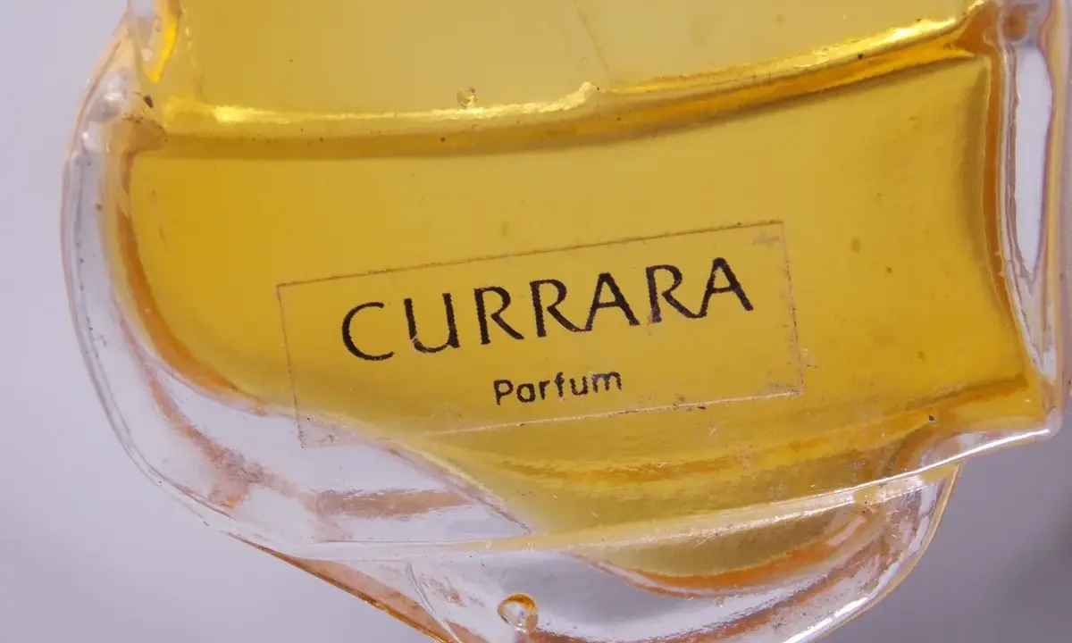 Szukasz perfumy Currara w Rossmannie? Cena może być zaskoczeniem! Złoty płyn w eleganckim flakonie.