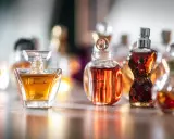 Kolekcja damskich perfum z lat 90. w szklanych flakonach, w tym Poeme Lancome i Dune Dior.