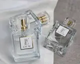 Eleganckie flakony z płynem, zapowiadające najbardziej zmysłowe perfumy damskie. Złote detale i minimalistyczne etykiety.