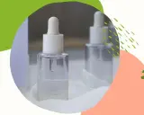 Szklane buteleczki z pipetką, pełne przejrzystego serum. Delikatny zapach, być może z nutą hexyl cinnamal, otula skórę.