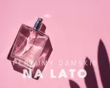 Szklana buteleczka perfum na różowym tle, z tekstem "PERFUMY DAMSKIE NA LATO". Idealne na lato, te najbardziej trwałe perfumy damskie zachwycą Cię świeżością.