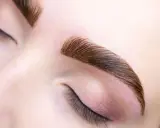 Henna pudrowa w domu: Perfekcyjne brwi DIY. Poradnik krok po kroku