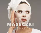 Kobieta z ręcznikiem na głowie stosuje najlepszą maskę nawilżającą do twarzy. Tekst: "MASECZKI DO TWARZY".