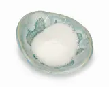 Biały proszek, prawdopodobnie sodium coco sulfate, w ozdobnej, turkusowej miseczce.