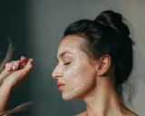 Jaki peeling do cery dojrzałej? Odzyskaj młodość skóry!