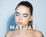 Modelka z błękitnym makijażem oczu w stylu cut crease, podkreślonym czarną kreską.