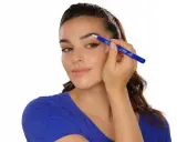 Kobieta maluje brwi niebieskim pisakiem.