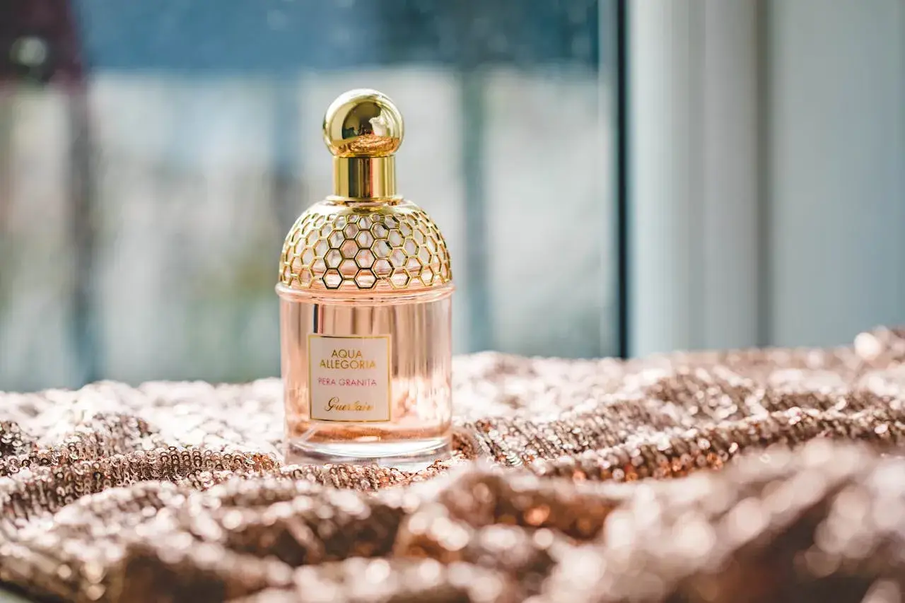 Elegancka butelka perfum Guerlain Aqua Allegoria Pera Granita na błyszczącym materiale. Czy na Notino są oryginalne perfumy? Tak, można znaleźć takie perełki.