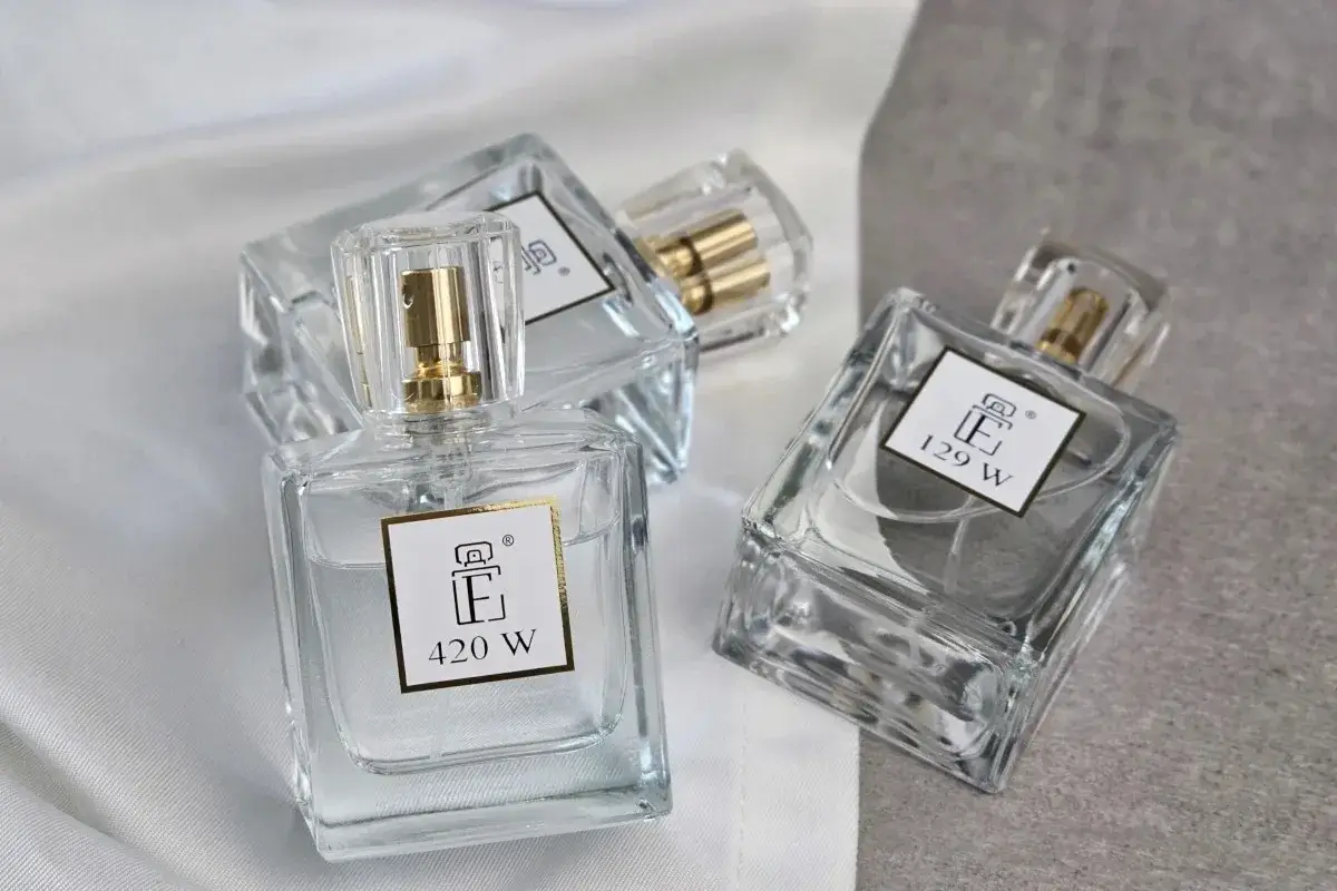 Eleganckie flakony z płynem, zapowiadające najbardziej zmysłowe perfumy damskie. Złote detale i minimalistyczne etykiety.