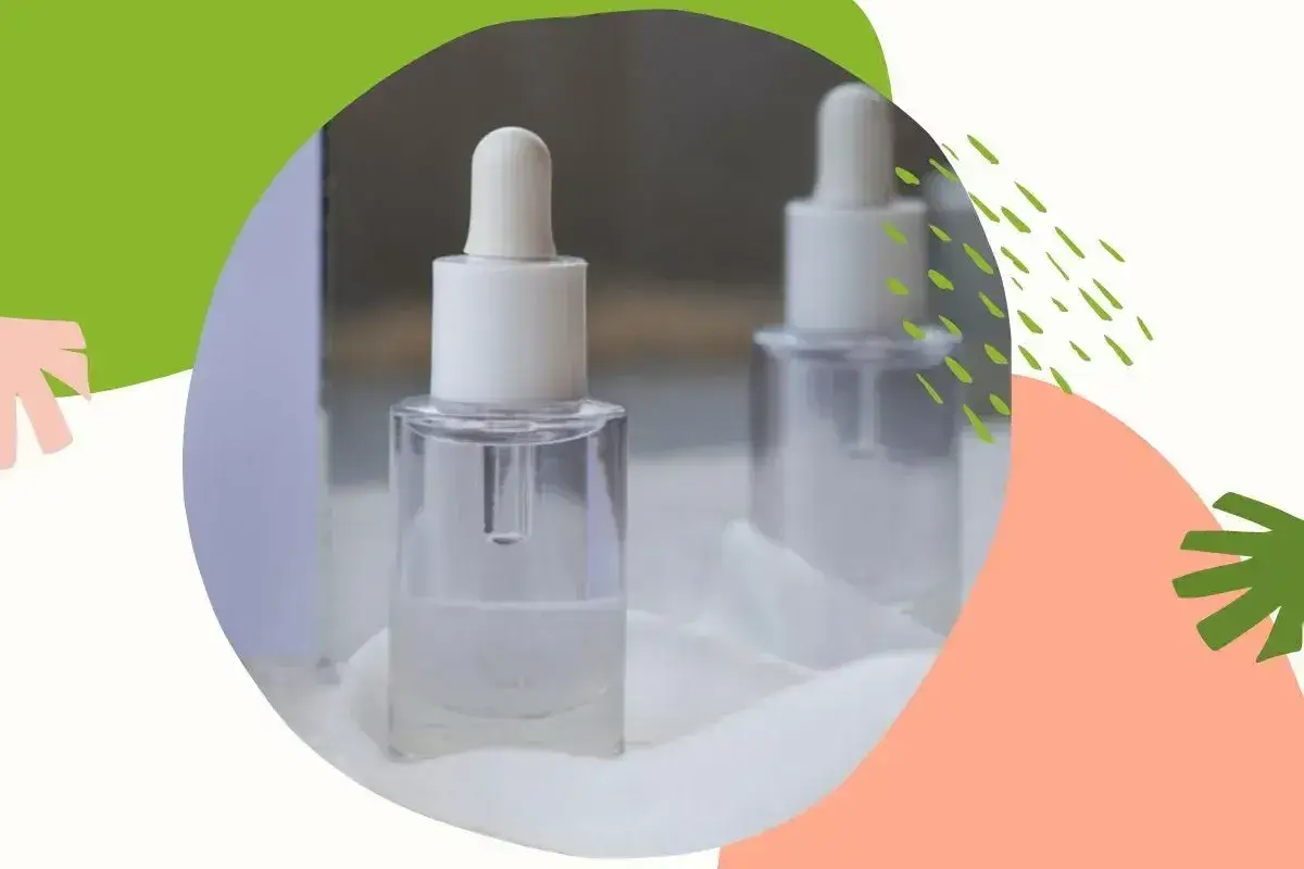 Szklane buteleczki z pipetką, pełne przejrzystego serum. Delikatny zapach, być może z nutą hexyl cinnamal, otula skórę.