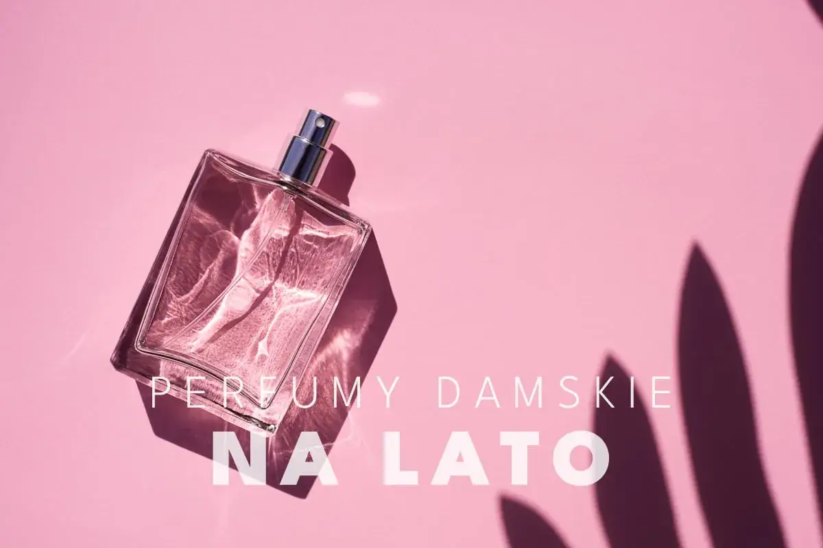 Szklana buteleczka perfum na różowym tle, z tekstem "PERFUMY DAMSKIE NA LATO". Idealne na lato, te najbardziej trwałe perfumy damskie zachwycą Cię świeżością.