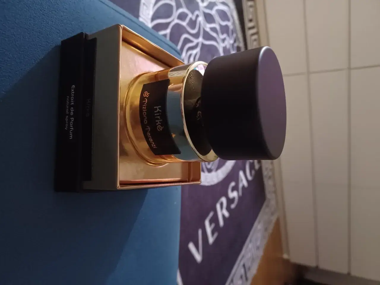 Złoty flakonik perfum Kirke Tiziana Terenzi, extrait de parfum, natural spray, prezentuje się luksusowo.