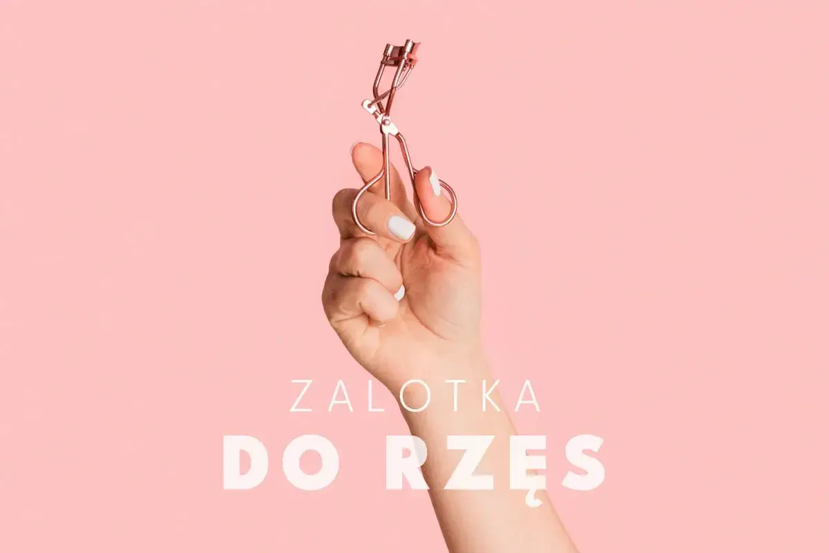 Dłoń trzyma zalotkę do rzęs. Czy zalotka niszczy rzęsy? Dowiedz się więcej o pielęgnacji.