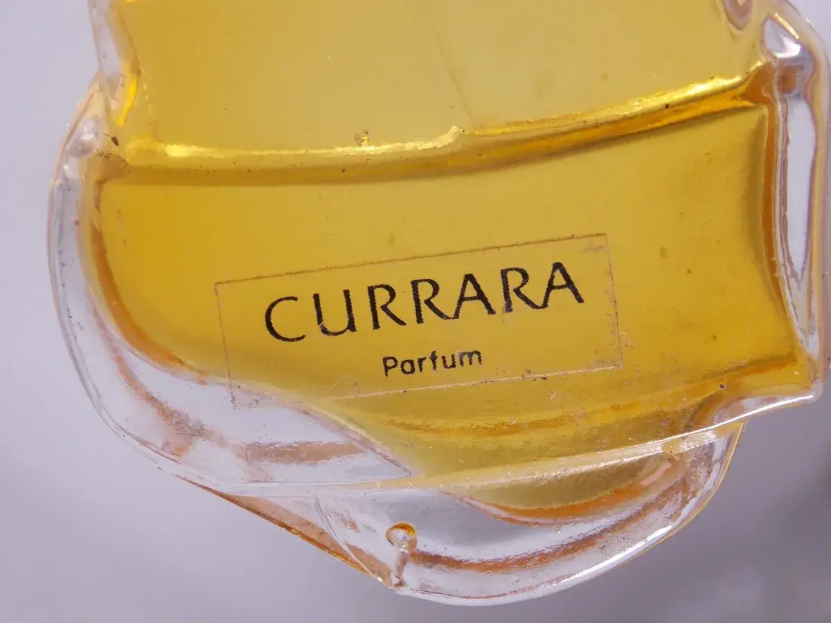 Szukasz perfumy Currara w Rossmannie? Cena może być zaskoczeniem! Złoty płyn w eleganckim flakonie.
