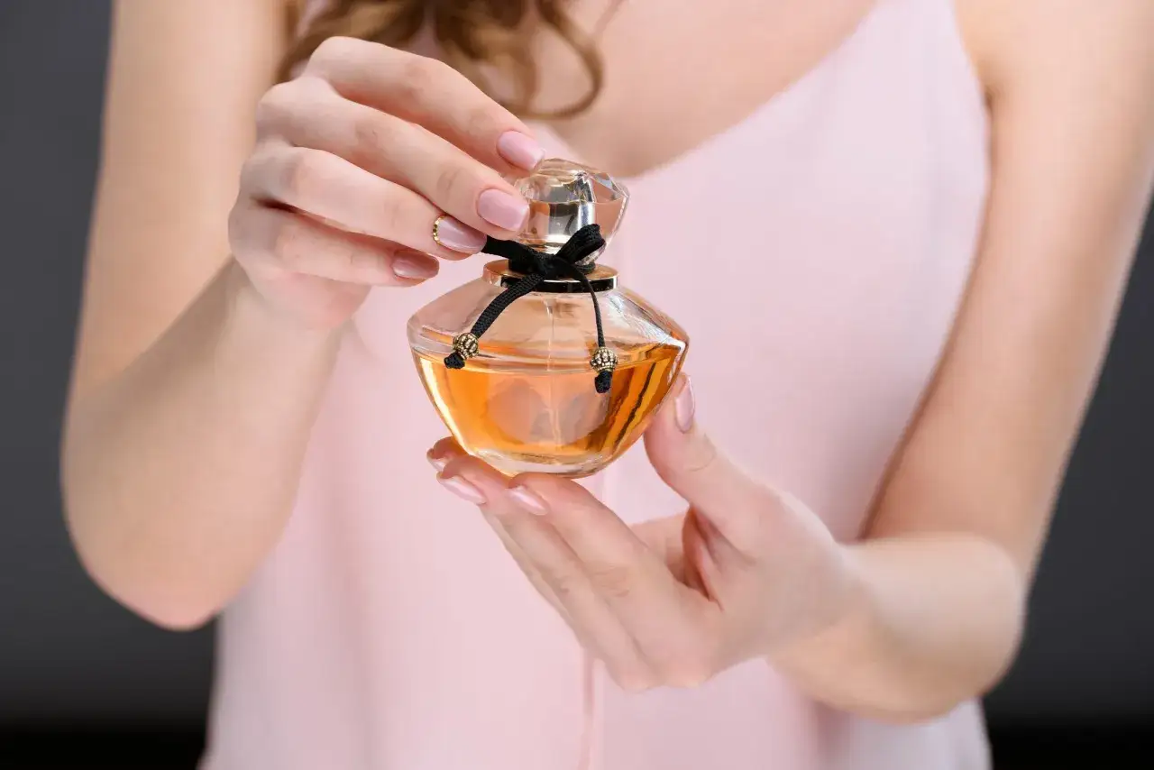 Eleganckie perfumy damskie w szklanej butelce z czarną kokardką. Idealne do codziennego użytku, jak i na specjalne okazje. Sprawdź nasz ranking!