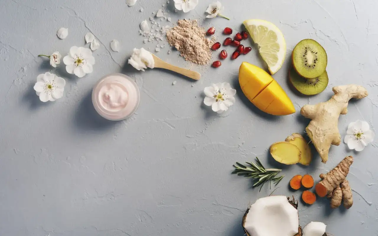 Naturalne składniki: mango, kiwi, cytryna, imbir, kurkuma, rozmaryn, kokos, kwiaty. Wyleczyłam trądzik różowaty ziołami.