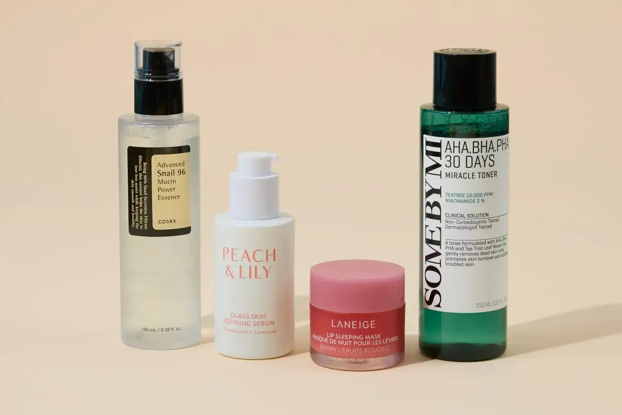 Zestaw kosmetyków do pielęgnacji koreańskiej: esencja ze śluzem ślimaka COSRX, serum Peach & Lily, maska na noc Laneige i tonik Some By Mi.