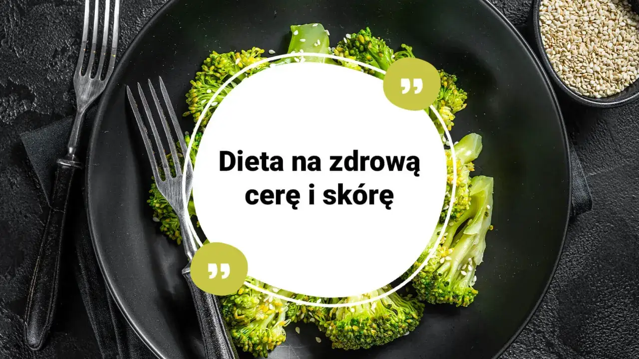 Kobieta wykonująca rutynę pielęgnacji twarzy, nakładająca krem