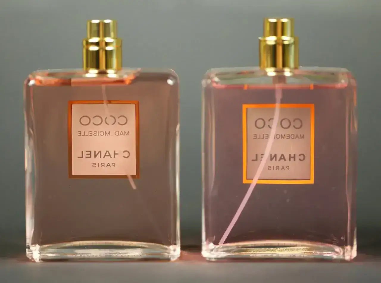 Dwie butelki perfum Chanel Coco Mademoiselle. Sprawdź, jak sprawdzić, czy perfumy są oryginalne, porównując detale opakowania.