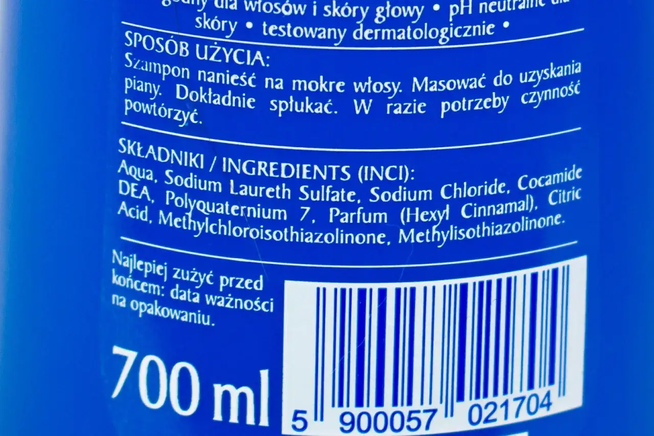 Składniki szamponu: Aqua, Sodium Laureth Sulfate, Sodium Chloride, Cocamide DEA, Polyquaternium 7, Parfum, Citric Acid, Methylchloroisothiazolinone, Methylisothiazolinone. Pojemność 700 ml.