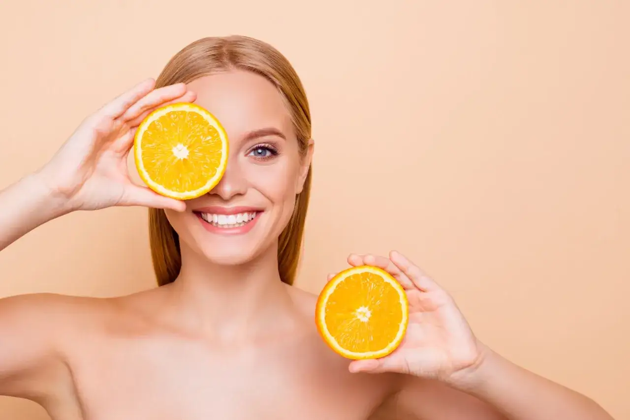 Kobieta z naturalnie piękną, zdrową cerą uśmiechająca się