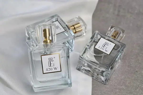 Eleganckie flakony z płynem, zapowiadające najbardziej zmysłowe perfumy damskie. Złote detale i minimalistyczne etykiety.