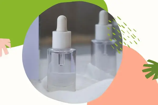 Szklane buteleczki z pipetką, pełne przejrzystego serum. Delikatny zapach, być może z nutą hexyl cinnamal, otula skórę.