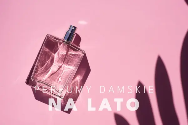 Szklana buteleczka perfum na różowym tle, z tekstem "PERFUMY DAMSKIE NA LATO". Idealne na lato, te najbardziej trwałe perfumy damskie zachwycą Cię świeżością.